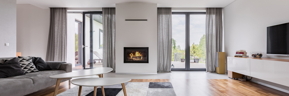 White,,Elegant,Living,Room,With,Fireplace,,Tv,,Coffee,Table,And