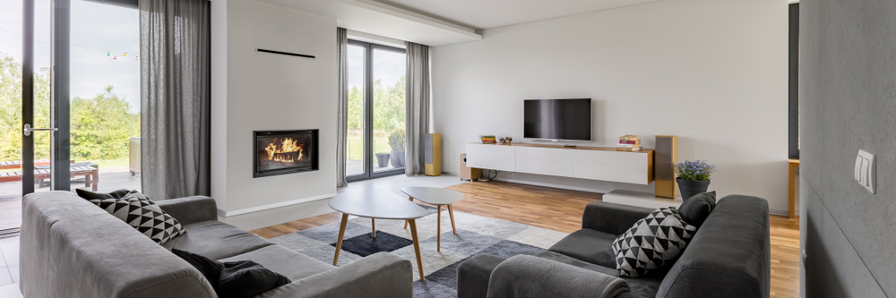 Panoramic,View,Of,Luxurious,Living,Room,With,Fireplace,,Tv,And